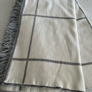 Docofil Reversible Gray/White Throw Blanket